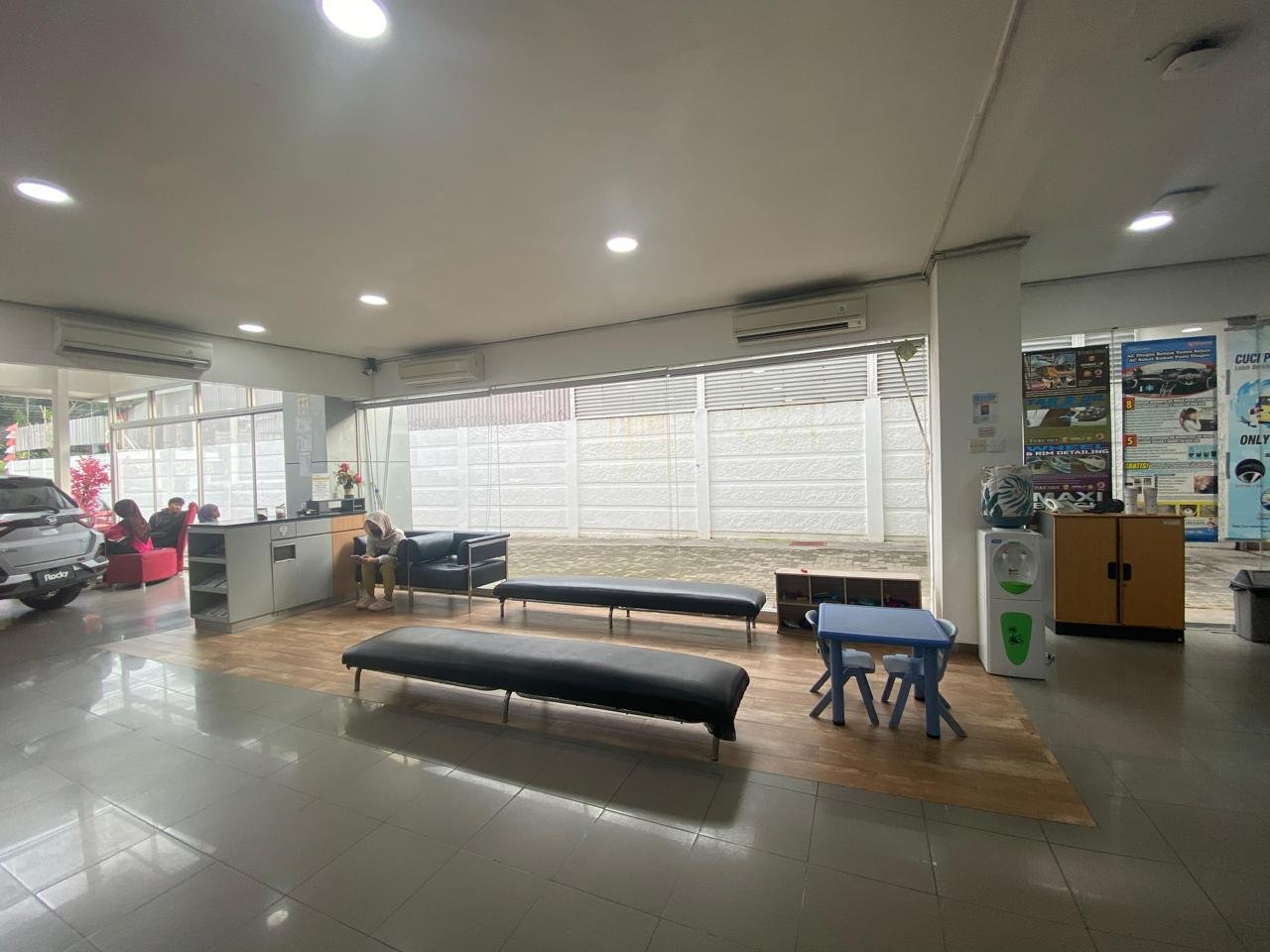 Showroom Daihatsu Palembang (2)